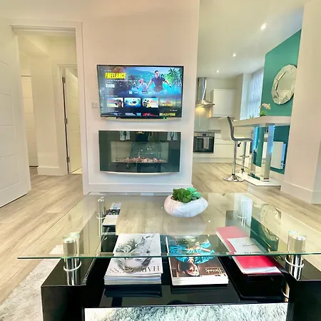 Coastal Vibes - Stunning Bournemouth Apartment - Couples - Small Families - King Bed - Private Parking - 10Min Walk To Beach-2